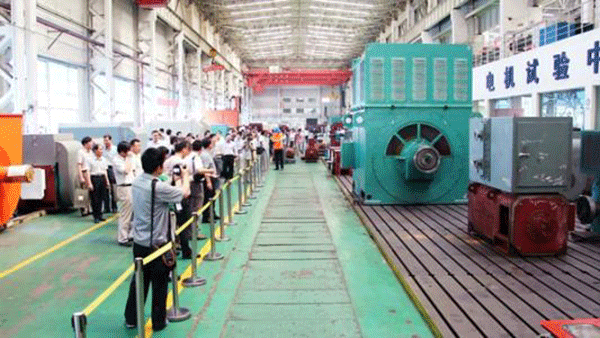 西安泰富西瑪電機成功開發YR系列4500KW大型廢鋼鐵破碎電機。