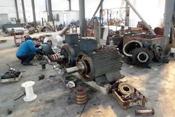 西安西瑪電機驅動軸修理中軸向間隙的測量。